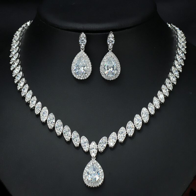 Silver necklace and earrings 