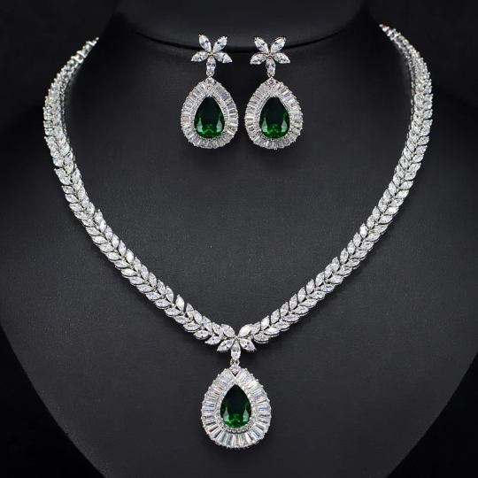 Silver necklace set with green crystal 